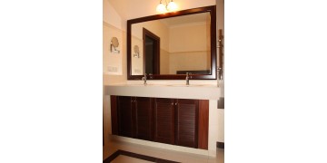 Меблі з натурального дерева у ванну кімнату - екологічно безпечно та затишно.